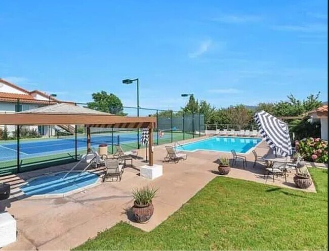 Building Photo - 870 S Rancho Santa Fe Rd