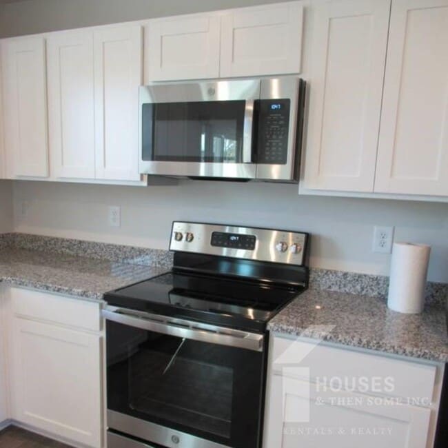 Building Photo - 14 Pine Thicket Dr