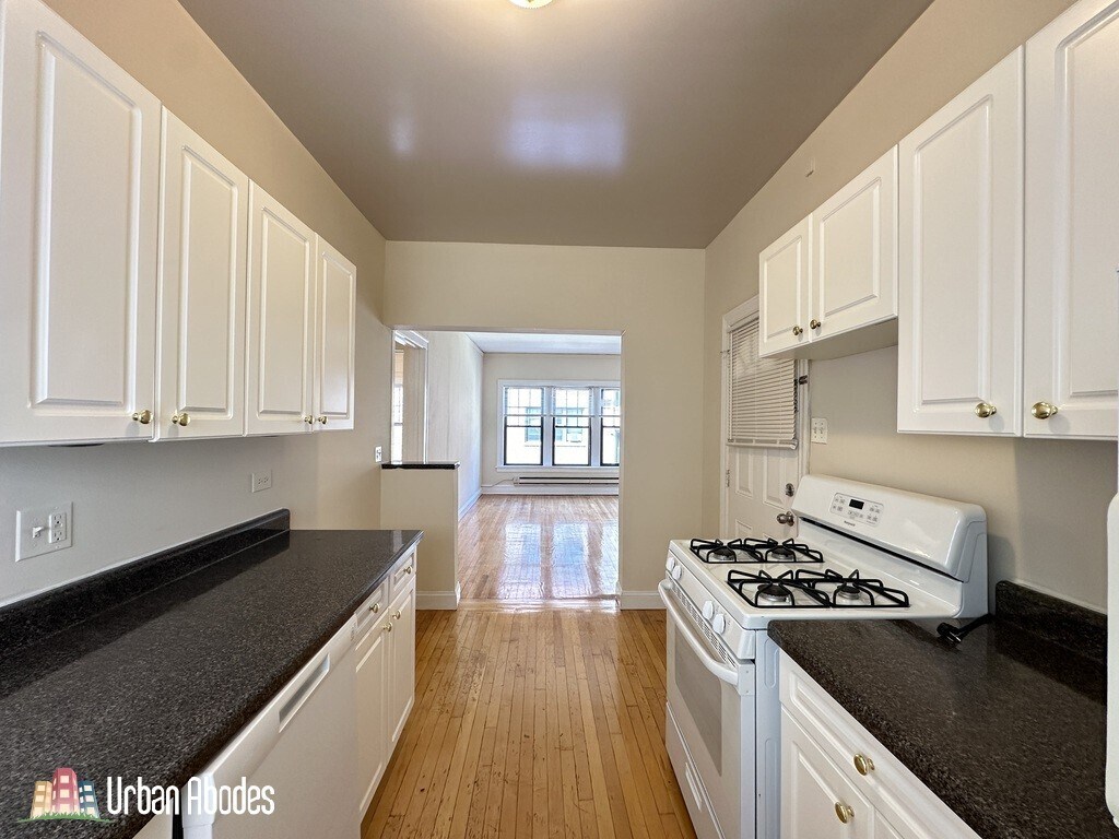 Building Photo - 1137 Oak Ave