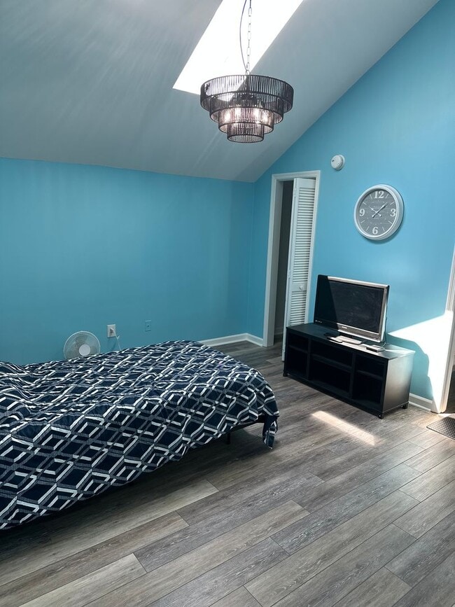 Building Photo - Fully furnished condo minutes from the beach!