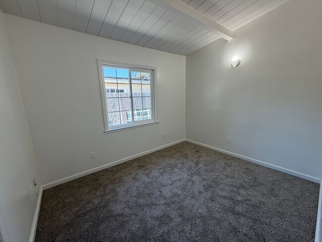 Building Photo - 295 Roswell Dr