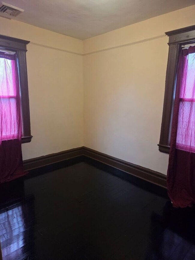 Building Photo - Spacious Newark Home – 7 Bedrooms, 2 Kitchens