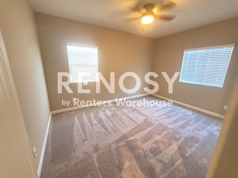 Building Photo - 1367 S Country Club Dr