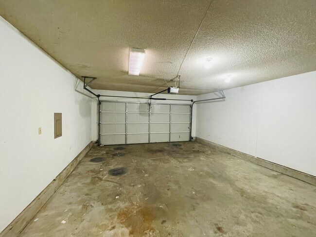 Building Photo - Recently remodeled home