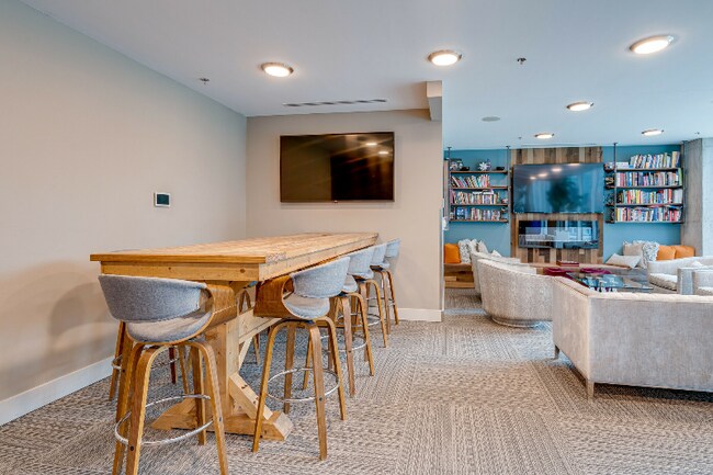 Building Photo - 301 Demonbreun St