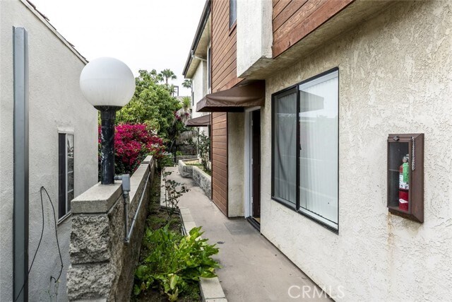 Building Photo - 914 E Elk Ave