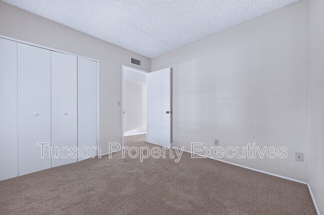 Building Photo - 510 W Cll Lago