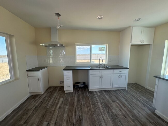 Building Photo - Cute newly remodeled 2 bed/1 bath home!