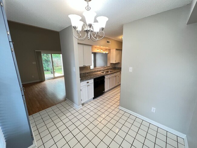 Building Photo - Adorable 3 Bedroom Townhouse w/ 1st Floor Bedroom