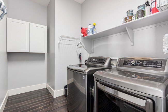 Building Photo - Your dream entertainer's home is here!