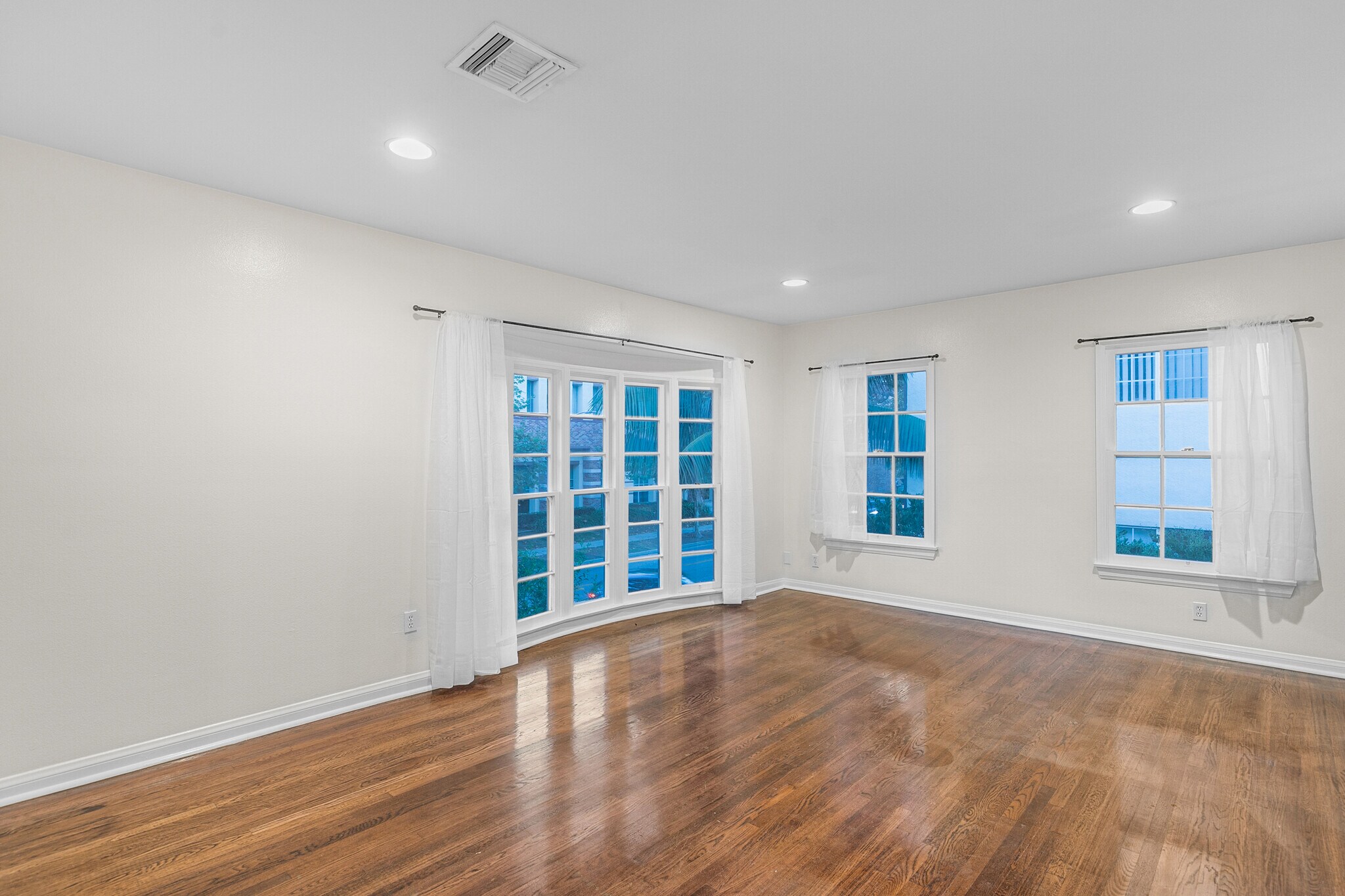 Building Photo - 222 S Rexford Dr