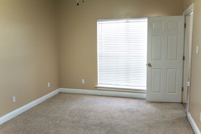 Building Photo - 3 br 2 bath across from the TAC