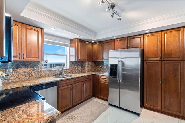 Building Photo - 1160 Hillsboro Mile