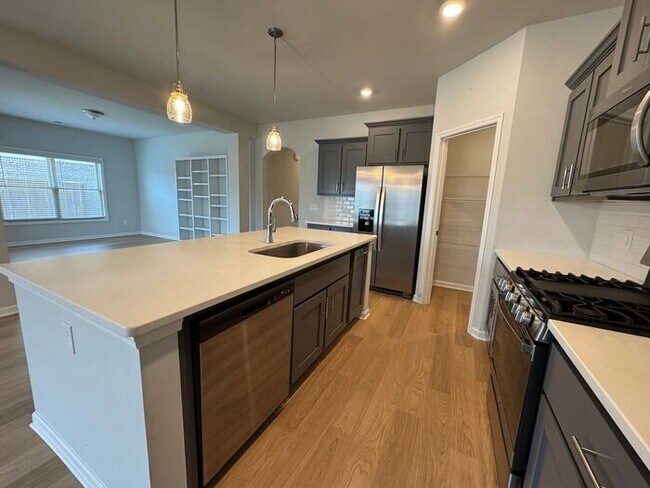 Building Photo - Spacious home with a fence, in PRIME location with a move in special