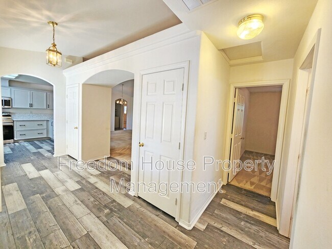 Building Photo - 380 Round Up Ct