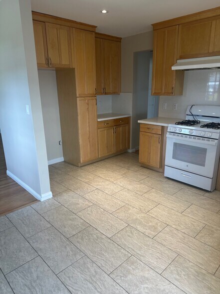 kitchen - 1054 Brady Ln