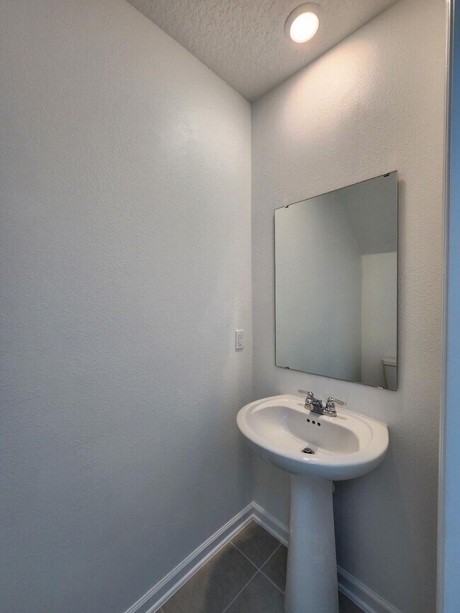 Building Photo - GORGEOUS 4-Bedroom Home in Lake Wales