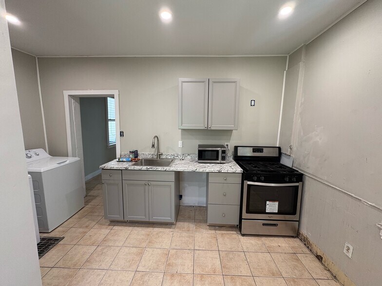 Building Photo - 207 Dunseith St