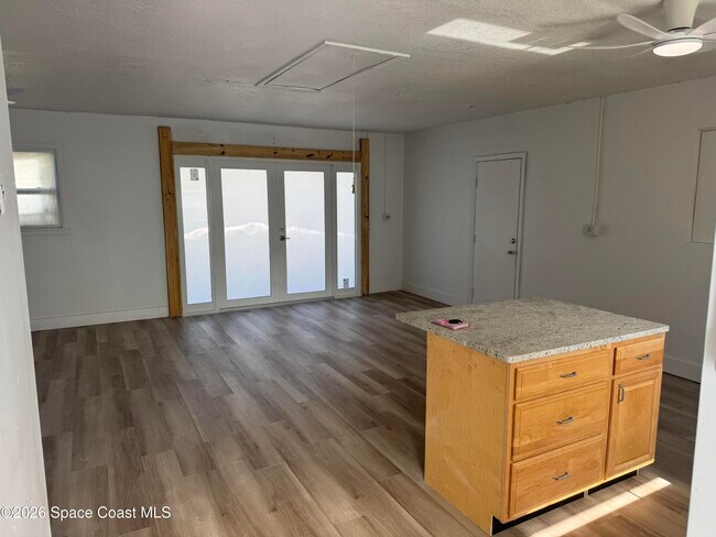 Building Photo - 215 Pelican Dr