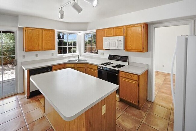 Building Photo - Elegant 4-Bed Home with Balcony & Backyard...