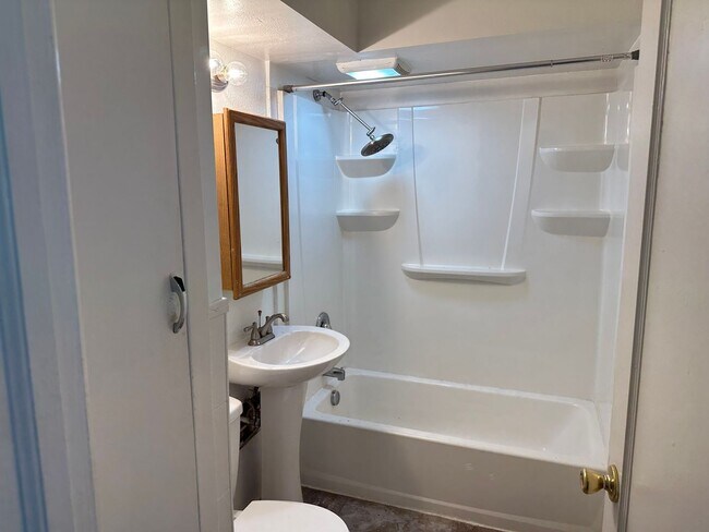 Building Photo - 3 Bed 1 Bath Shadle Park Home - Large Garage