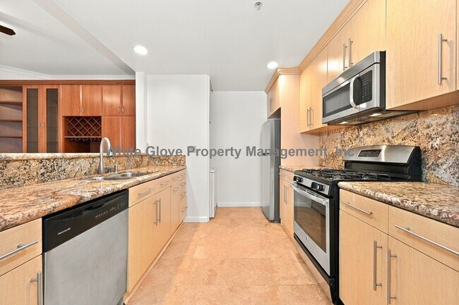 Building Photo - 3947 Carpenter Ave