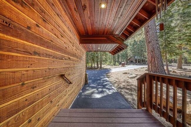 Building Photo - 11400 Thelin Dr