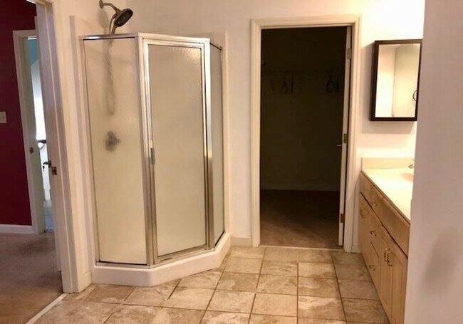 Building Photo - Spacious 3100 sq ft 3 bedroom 2 bath home on over 1.5 acres in Oak Ridge, NC