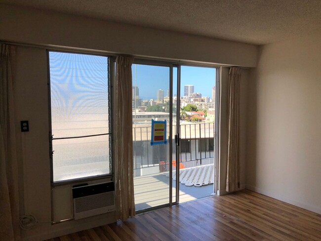 Building Photo - 2 bed, 1 bath, located on 4th floor. Inclu...