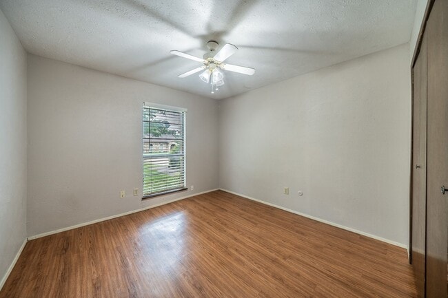 Building Photo - Move-In Ready 3-bed 2-bath!