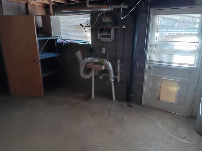 Building Photo - 3 or 4 Bedroom / 2 Bath Home   Kingsport TN