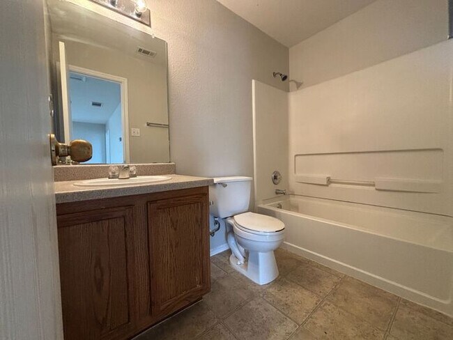 Building Photo - Spacious & Bright 4-Bedroom Home with Mode...
