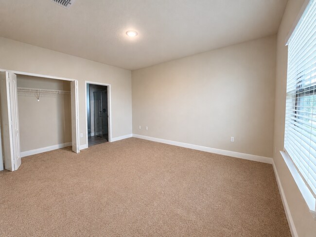 Building Photo - Spacious 5-Bedroom with 4.5 Baths at 176 Mitchell's Manor, Haines City!