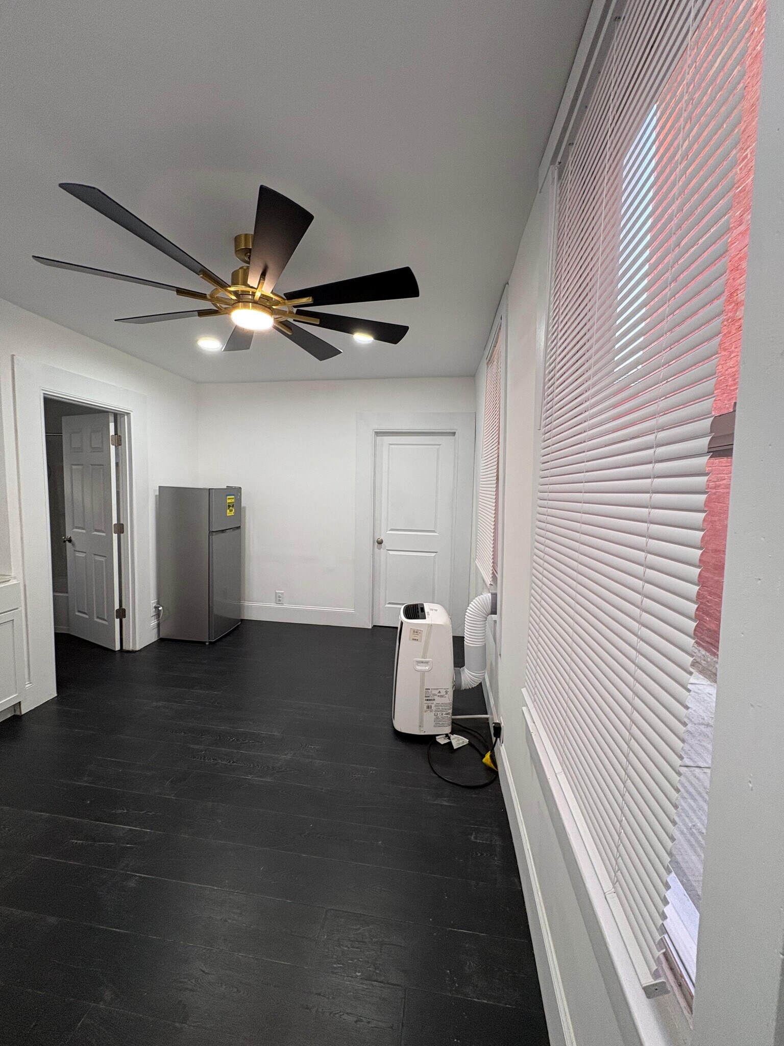 Building Photo - 230 E 10th St