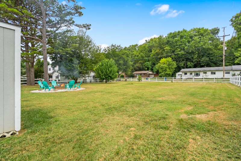 Building Photo - 305 Lake Dr