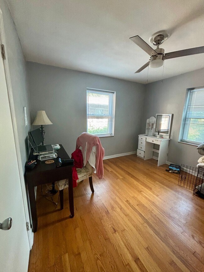 Building Photo - 1256 1/2 Moorlands Dr