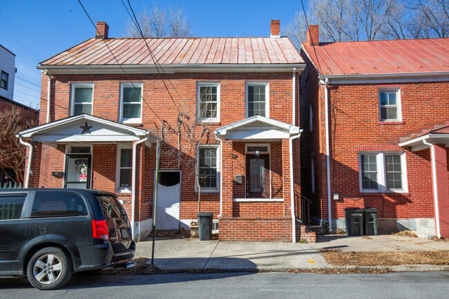 Building Photo - 2 Bedroom, 1.5 Bath, Duplex in Historic Martinsburg, WV
