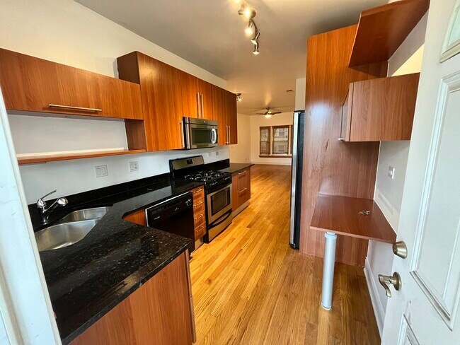 Building Photo - 3408 W Sunnyside Ave