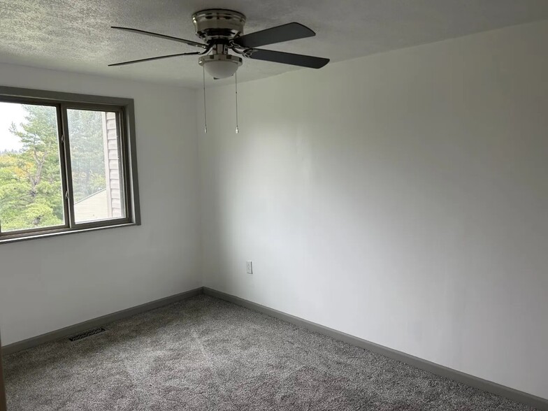 Building Photo - 121 Sassafras Dr