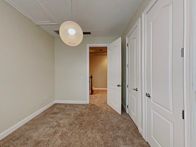 Building Photo - 736 Ellwood Ave