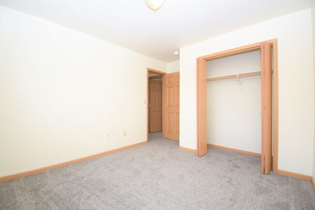 Building Photo - Townhouse style 2bed 1.5bath with attached...