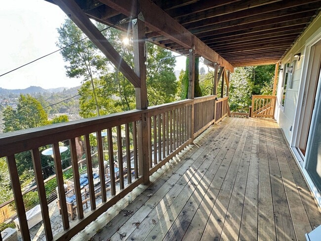 Building Photo - Fairfax Hillside Flat w/Valley Views