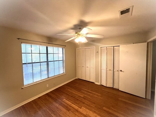 Building Photo - Hollydale Townhomes