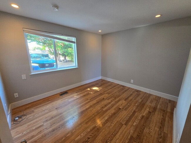 Building Photo - Beautiful Shoreline Home with Extra Outdoo...