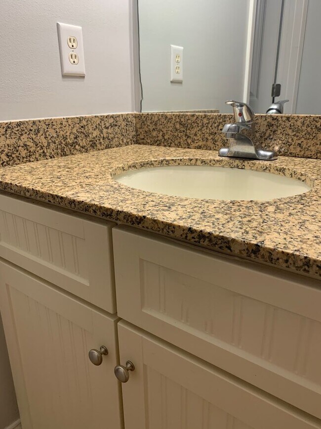 Building Photo - Lovely Eastside Townhome Condo Near Vet School- 3BR/3BATH!