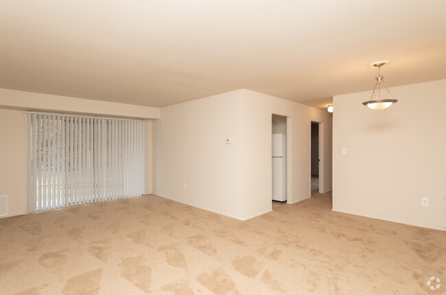 2BR, 1BA - 790 SF - Edmondson Park Apartments