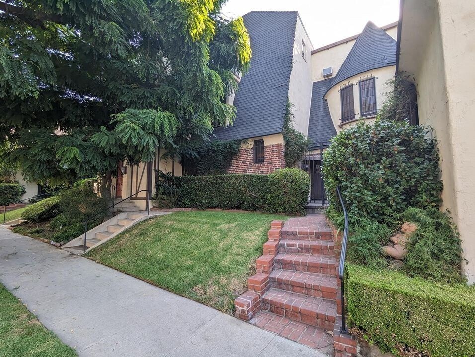 Building Photo - 1154 N Curson Ave