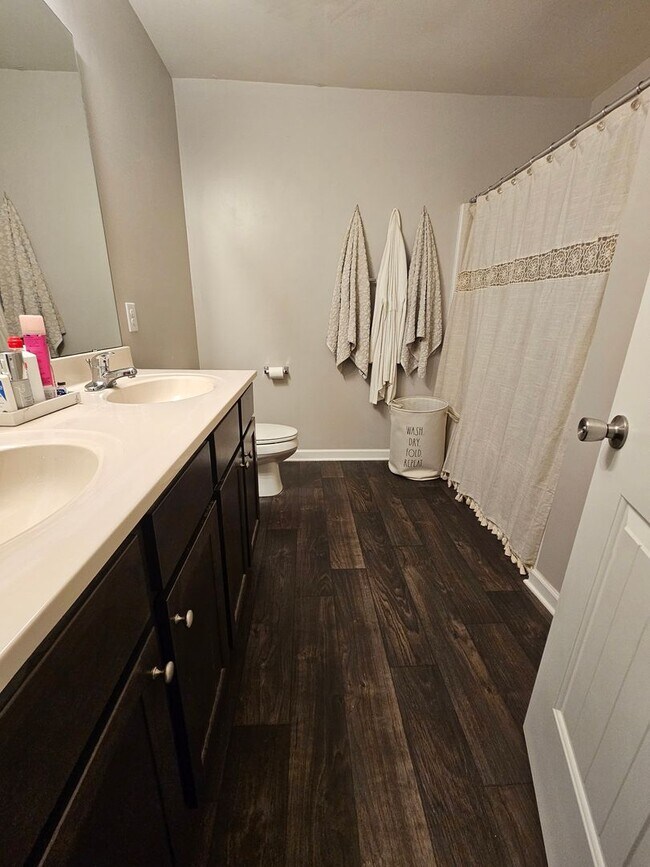 Building Photo - Spacious & Well Maintained Townhouse!