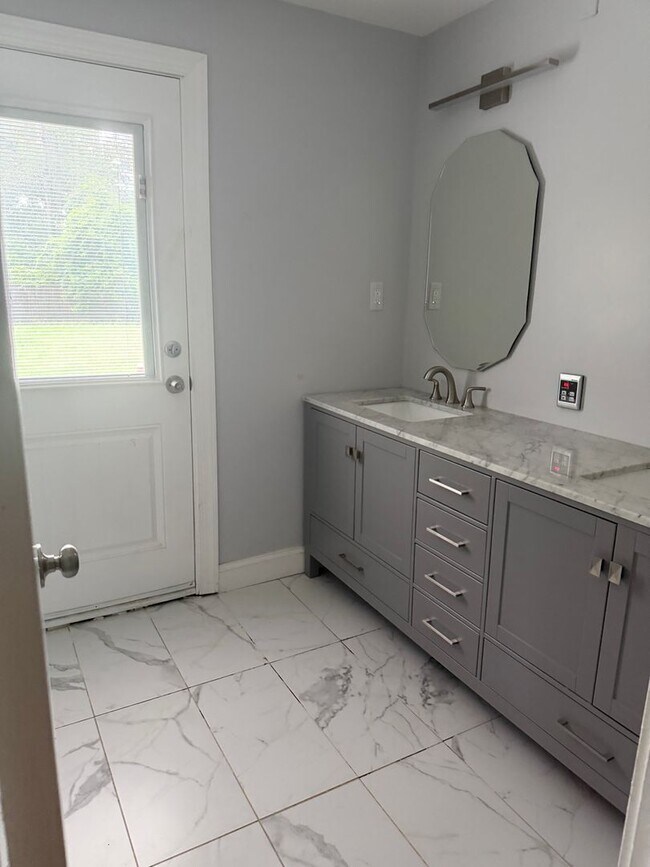Building Photo - Beautiful 3 bedroom home with large backyard