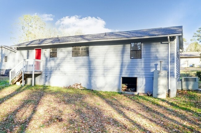 Building Photo - Three Bedroom Home!